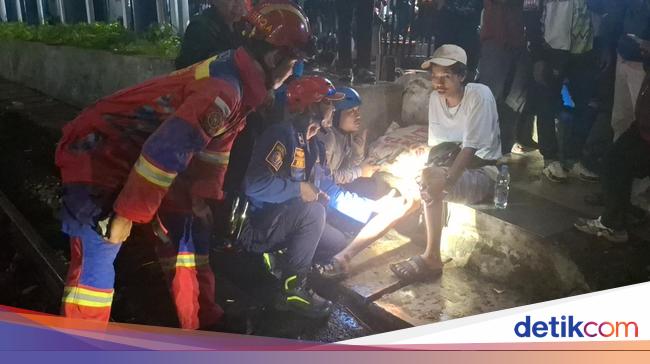 Aksi Heroik Damkar Evakuasi Kaki Pria Terjepit di Perlintasan KA Bogor