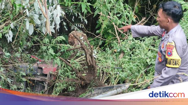 Mobil Jip Bromo Bawa Wisatawan China Masuk Jurang Sedalam 60 Meter