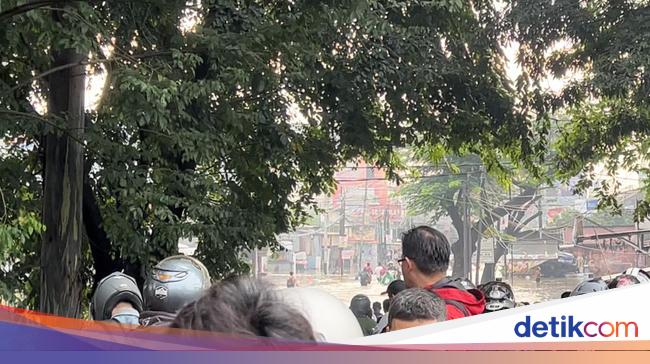 Jalan Raya Cipondoh Arah Ciledug Tergenang Banjir, Lalin Tidak Bisa Dilintasi
