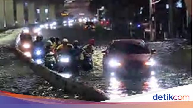 Jalan Rasuna Said Kuningan Banjir, Sejumlah Rute Bus TransJakarta Terganggu