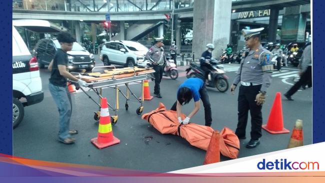 Kecelakaan Mobil Vs Motor di Lampu Merah CSW Jaksel, 1 Orang Tewas