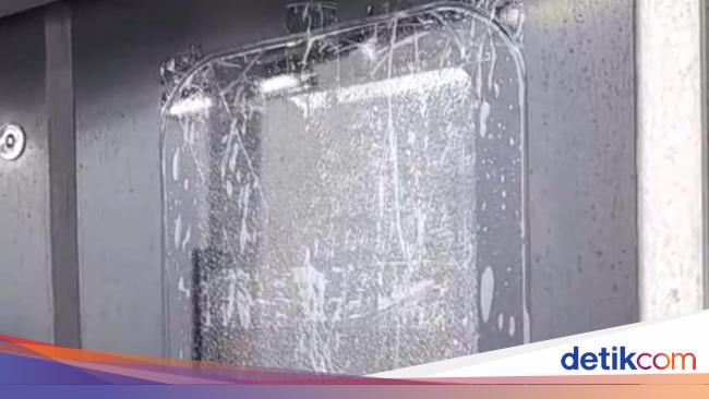 Penampakan Kaca KRL Baru yang Retak Dilempar Batu di Bogor